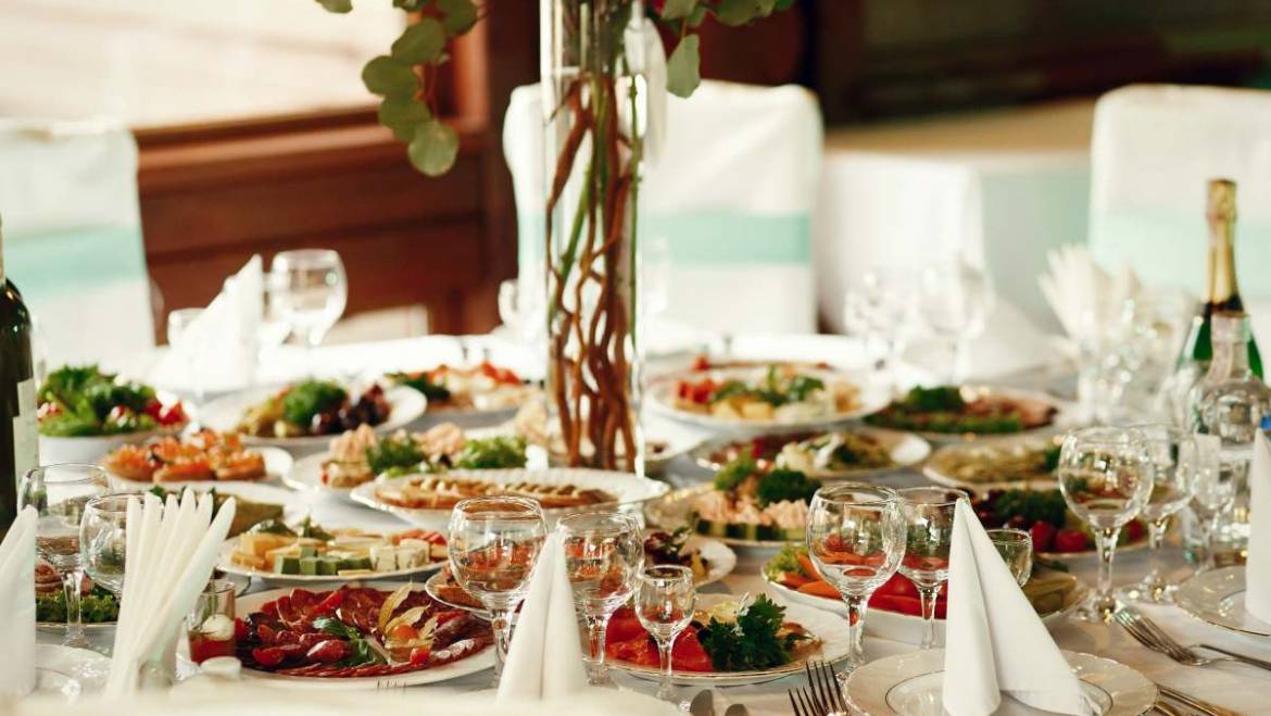 Que choisir entre un buffet et un service à table pour un repas de mariage ?