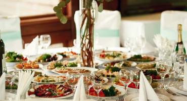 Que choisir entre un buffet et un service à table pour un repas de mariage ?